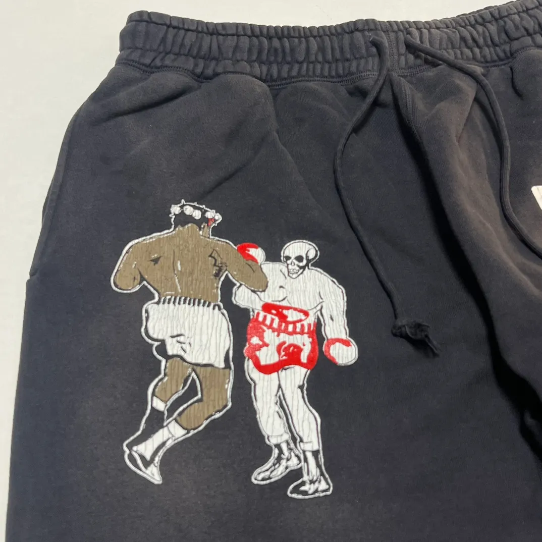 SAINT Mxxxxxx x DENIM TEARS STRUGGLE SWTPNTS/BLK DT co-branded boxing retro distressed sweatpants, washed black S-XL Assute dyeing, whole piece sprayed with horse fade, authentic grade crack printing, mold customization co-branded main mark/washed mark, factory four-needle six-thread workmanship, no bone seams, more comfortable to wear